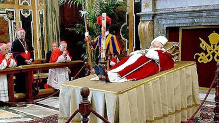 Papa Juan Pablo II en el catafalco