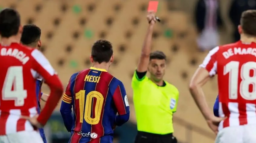 Jesús Gil Manzano sacando la tarjeta roja a Lionel Messi en 2021