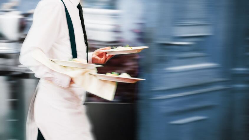 La inesperada reacción de un mesero ante la propina que recibió