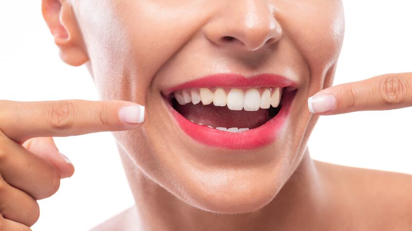 Ni el café ni los dulces, este es el culpable de teñir los dientes