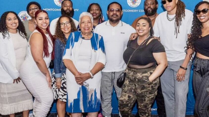 La impactante historia de Emma Patterson, la mujer que crio a más de 40 hijos que adoptó