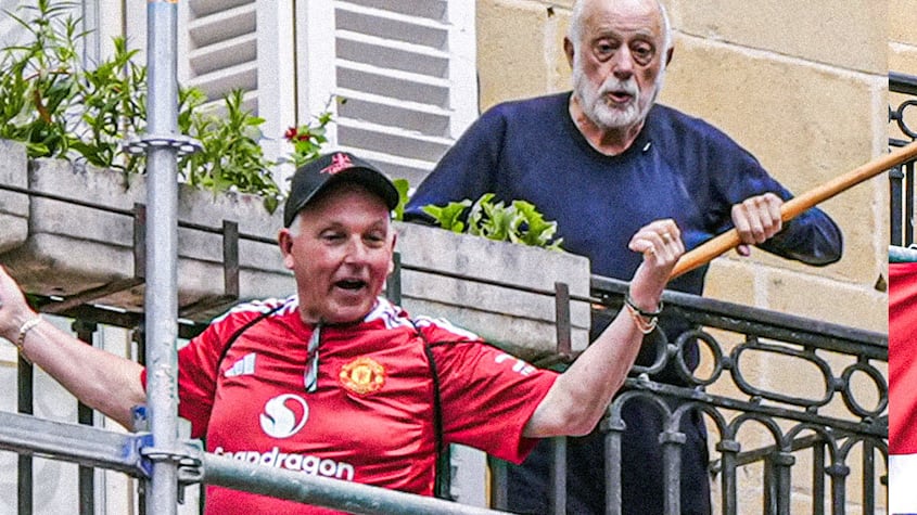 Vecino de Bilbao aleja a un hincha del Manchester United