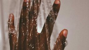 La ciencia revela por qué se arruga la piel al estar mucho tiempo en el agua