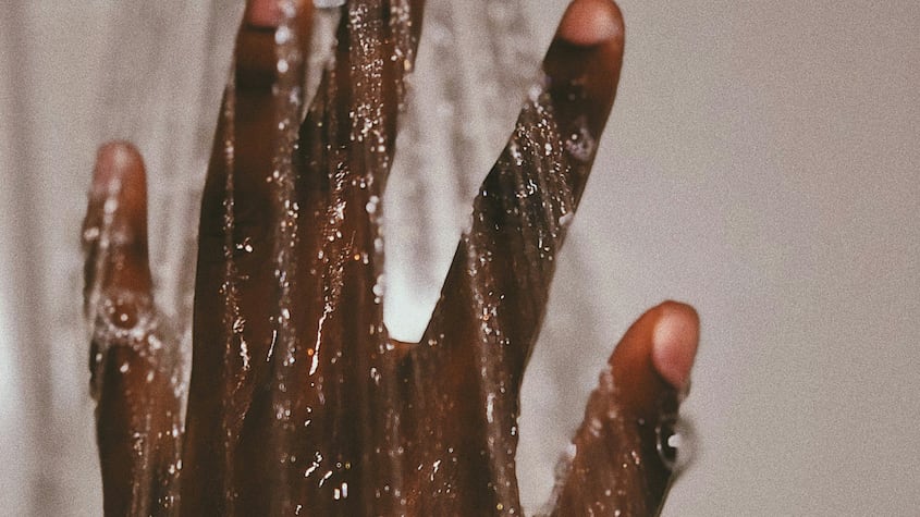 La ciencia revela por qué se arruga la piel al estar mucho tiempo en el agua