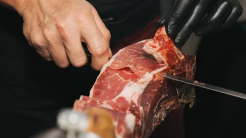 Madre de colombiano viviendo en España se vuelve viral por su reacción al jamón ibérico