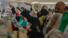 Peregrinos musulmanes culminan los últimos ritos del haj, la “la lapidación del diablo”