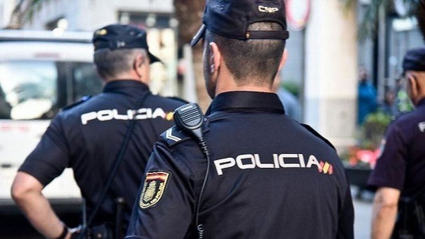 Acusado de agresión sexual por meter una linterna debajo de la falda de una mujer