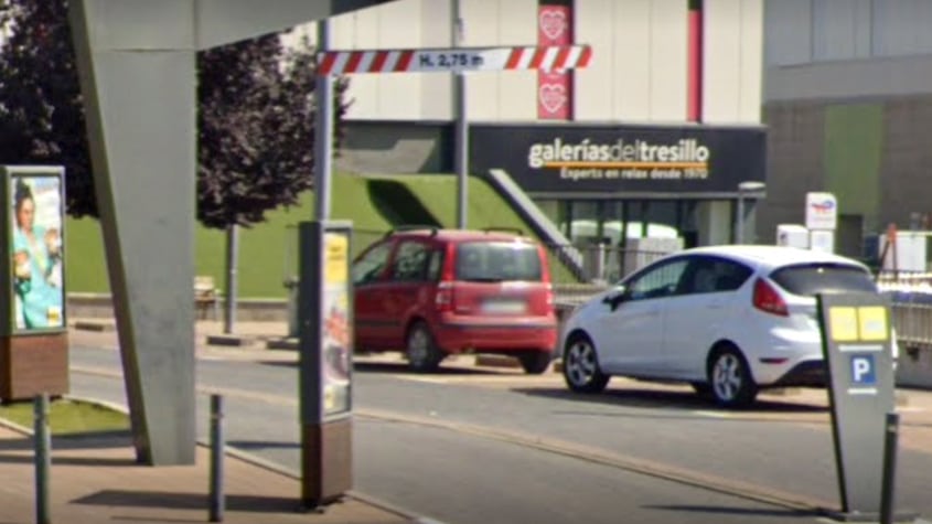 Entrada al centro comercial Via Sabadell (Barcelona)