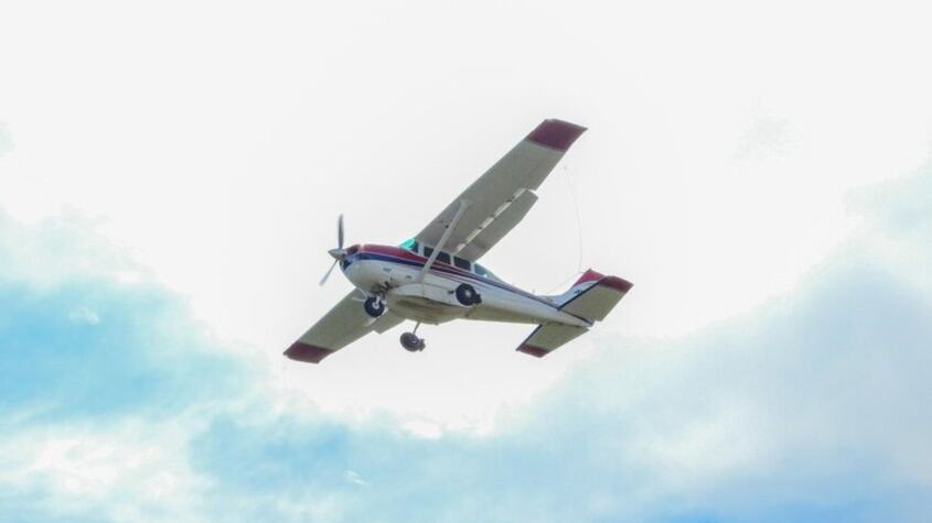 Se estrella avioneta en el pantano de San Juan, en Madrid, con dos personas abordo