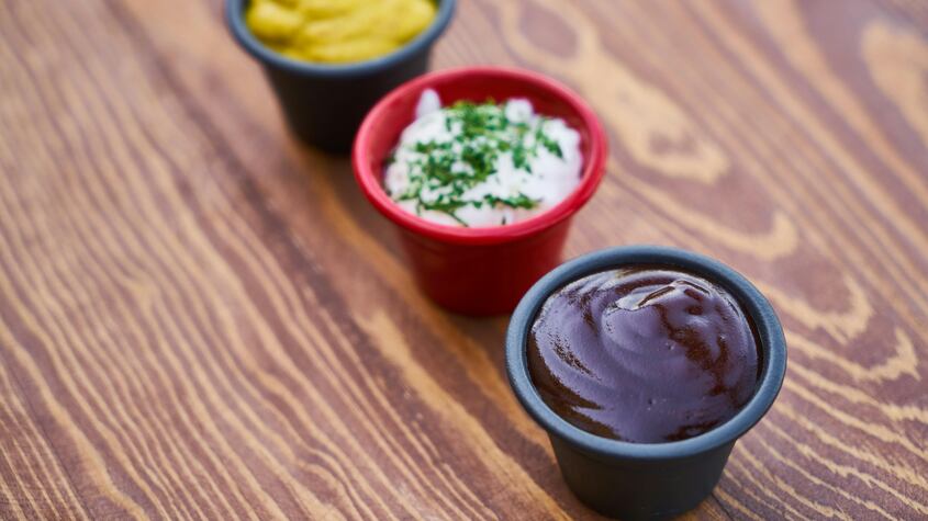 El motivo por el cual Europa prohíbe el uso de sobres de condimentos