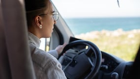 Española viviendo en Estados Unidos se burla de lo sencillo que es obtener la licencia de conducir