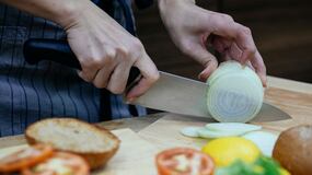 Con este truco científico se acabó llorar por cortar cebollas