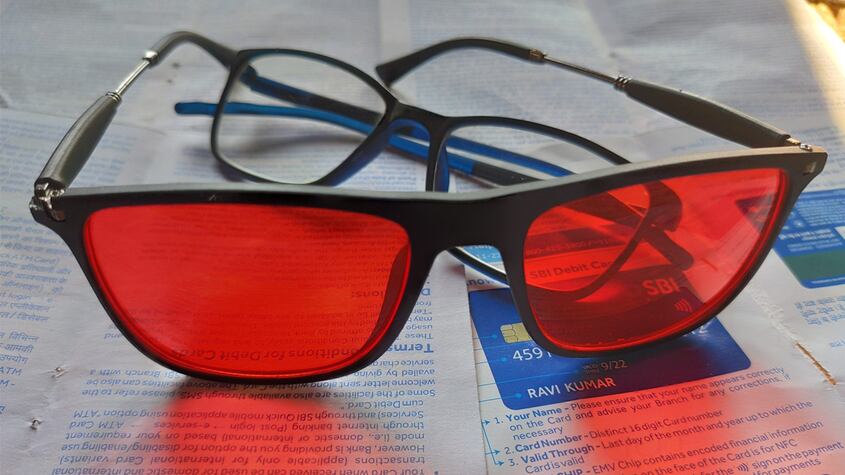 Gafas rojas.