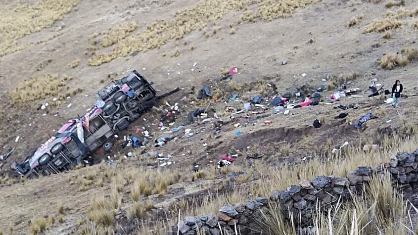 Tragedia en Perú: mueren 29 personas al caer un bus por un abismo