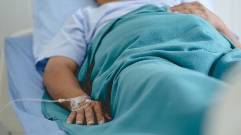 La mujer resultó gravemente herida tras ser degollada por su expareja.