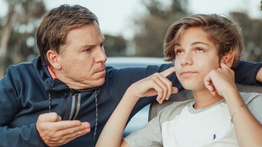 Adolescencia: identifica estos 5 comportamientos en tus hijos para saber que confian en ti, según expertos en psicología
