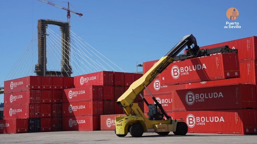 Trabajador del Puerto de Sevilla muere al caer de un techo
