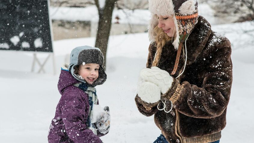 Familia jugando en la nieve