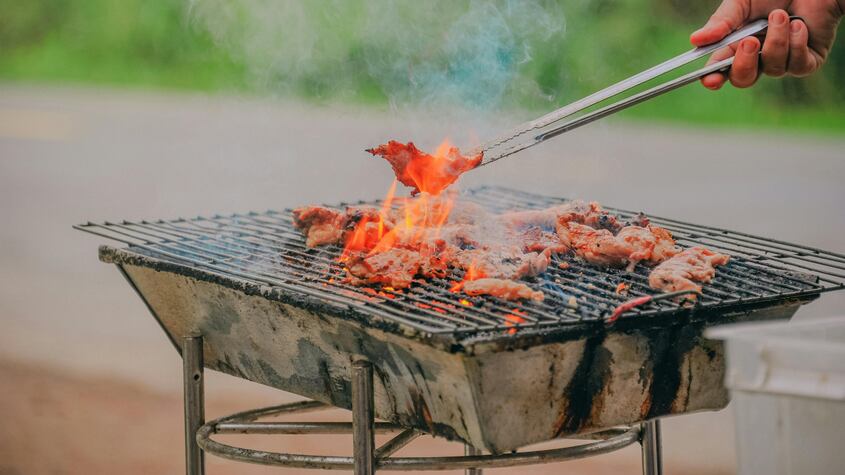 4 herramientas útiles para limpiar la barbacoa sin morir en el intento