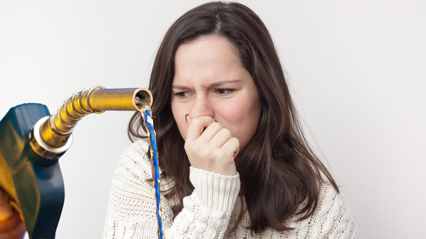 El significado de sentir olor a gasolina de la nada