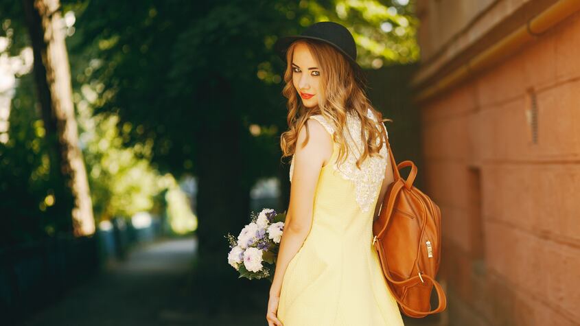 Outfit con vestido amarillo y mochila