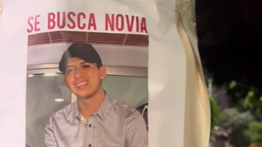 Influencer buscó una novia a su amigo con carteles en las calles
