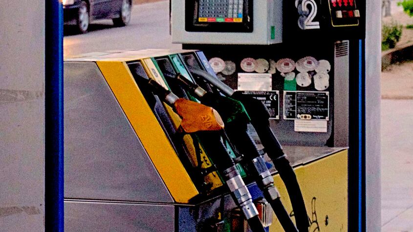 Decenas de coches acaban averiados tras confusión de combustibles en Asturias
