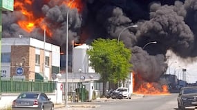 Autoridades confinan a 80.000 habitantes de Alcalá de Guadaira por incendio en Polígono La Red