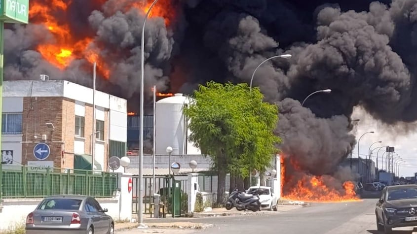 Incendio en Polígono La Red de Alcalá de Guadaíra (Sevilla)