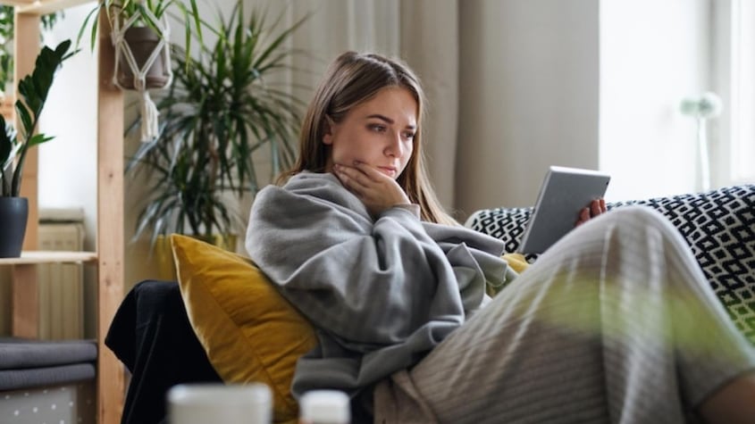 ¿Cuál es el significado para la psicología de elegir quedarse en casa en lugar de pasar tiempo con amigos?