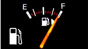 Trabajador de gasolinera desnuda al combustible low cost y advierte: “Cada tres depósitos...”