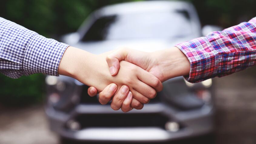 ¿Qué debo tener en cuenta a la hora de comprar un coche de segunda mano, según la DGT?