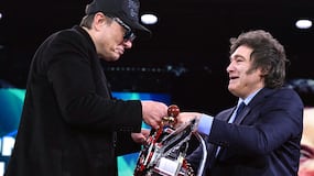 Javier Milei regaló una motosierra a Elon Musk y su reacción es viral