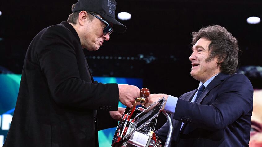 Elon Musk recibe como regalo una motosierra de Javier Milei, Presidente de Argentina.