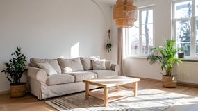 Las lámparas blancas son de otro siglo: la tendencia deco que aporta elegancia a tus espacios