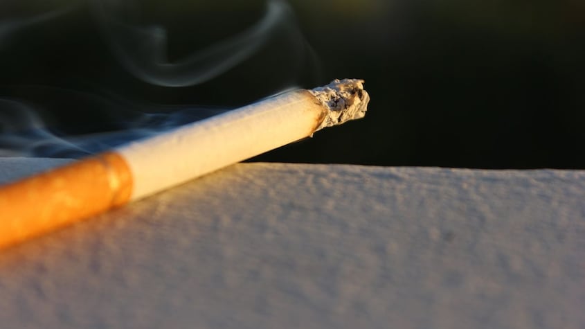 El significado espiritual de oler tabaco repentinamente en casa