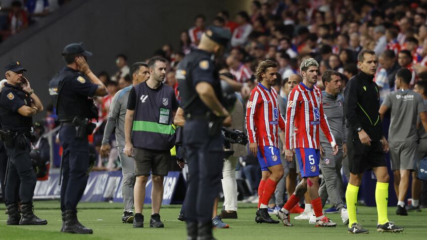Policía Nacional despejando el estadio durante el Derbi de Madrid
