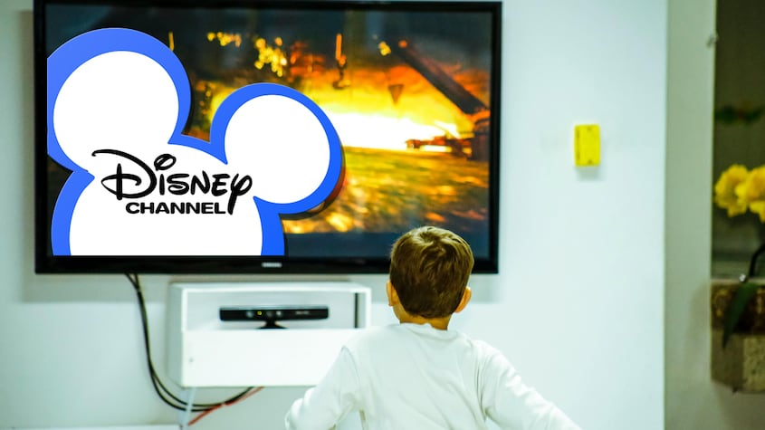 Niño viendo Disney Channel