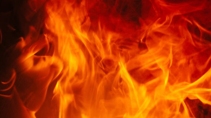 Incendio en Oviedo: Rescatan a mujer de 60 años de un piso envuelto en llamas
