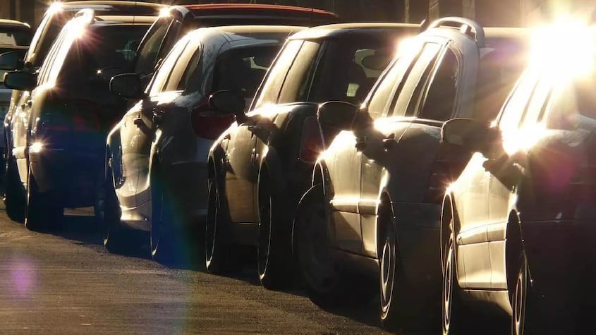 Coches aparcados en fila.