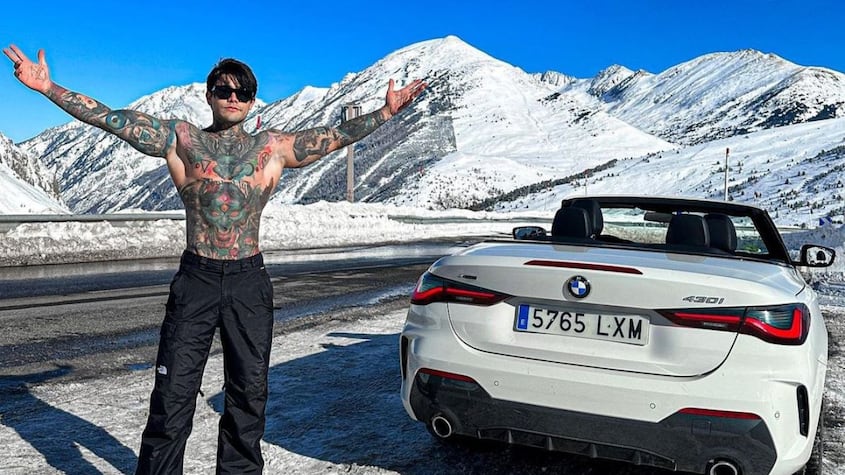 Joven finge atentando en su coche y lo destruyen en redes sociales