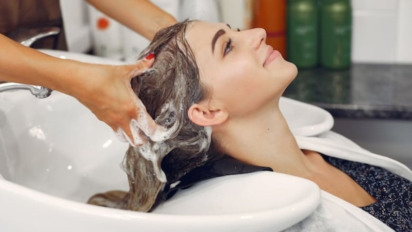 Estilista español reveló el tiempo ideal para hacerse el primer lavado tras teñirse el cabello