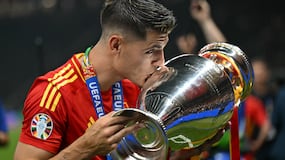 Eurocopa: ¿Cuánto pesa, mide y cuesta el trofeo que tiene España por cuarta vez?