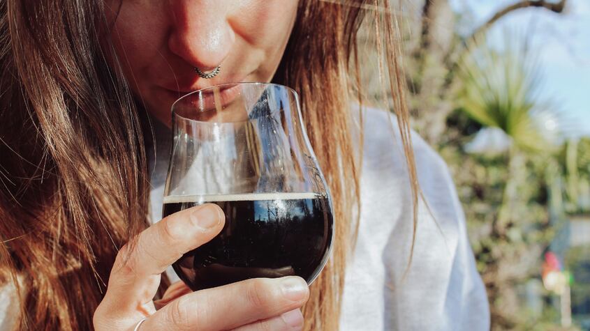 El significado de sentir olor a vino de la nada