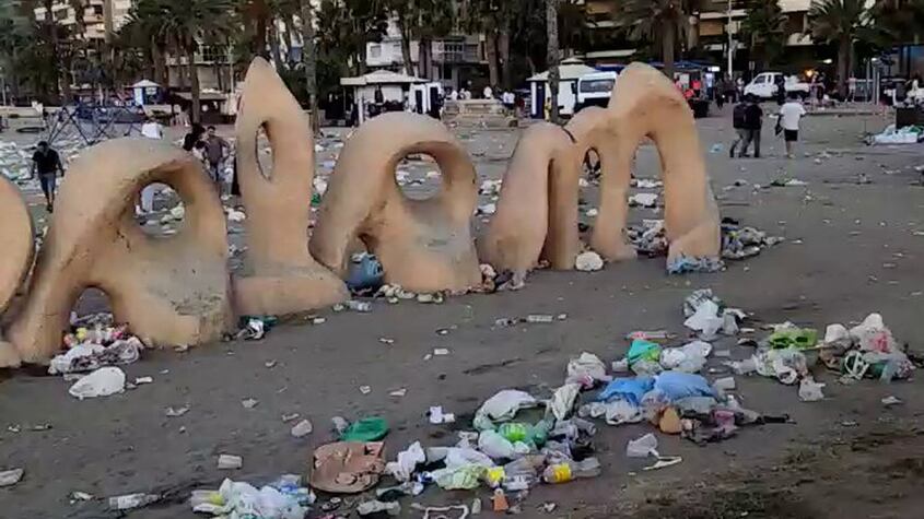 ¿Y ahora quien limpia? basura y destrozos en Málaga tras la fiesta de San Juan