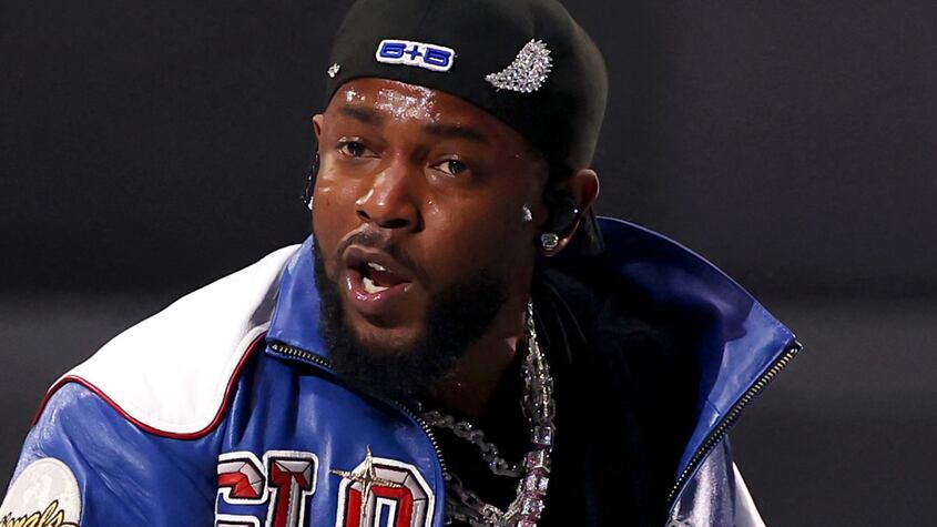 Kendrick Lamar en el espectáculo de medio tiempo del Super Bowl LIX