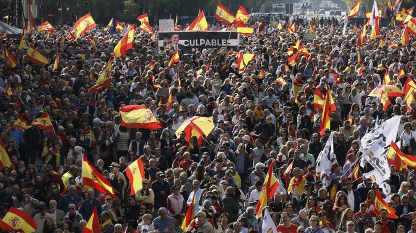 Con presencia del PP y Vox, miles de personas marcharon contra el Gobierno en Madrid
