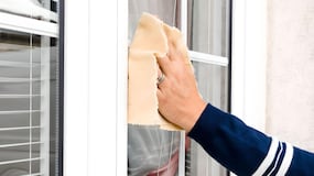 Una mujer murió mientras limpiaba las ventanas de su casa