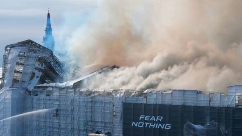 Bolsa de Copenhague: así inició el incendio del histórico edificio en Dinamarca