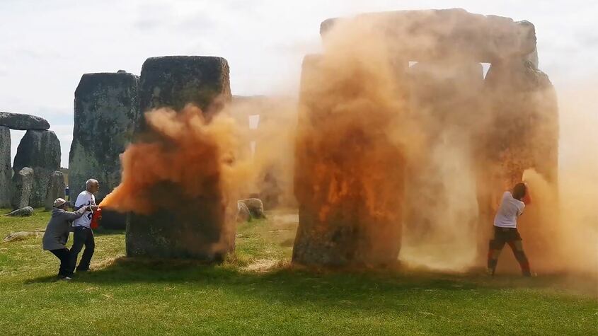 Dos activistas detenidos por rociar pintura al sitio prehistórico británico de Stonehenge